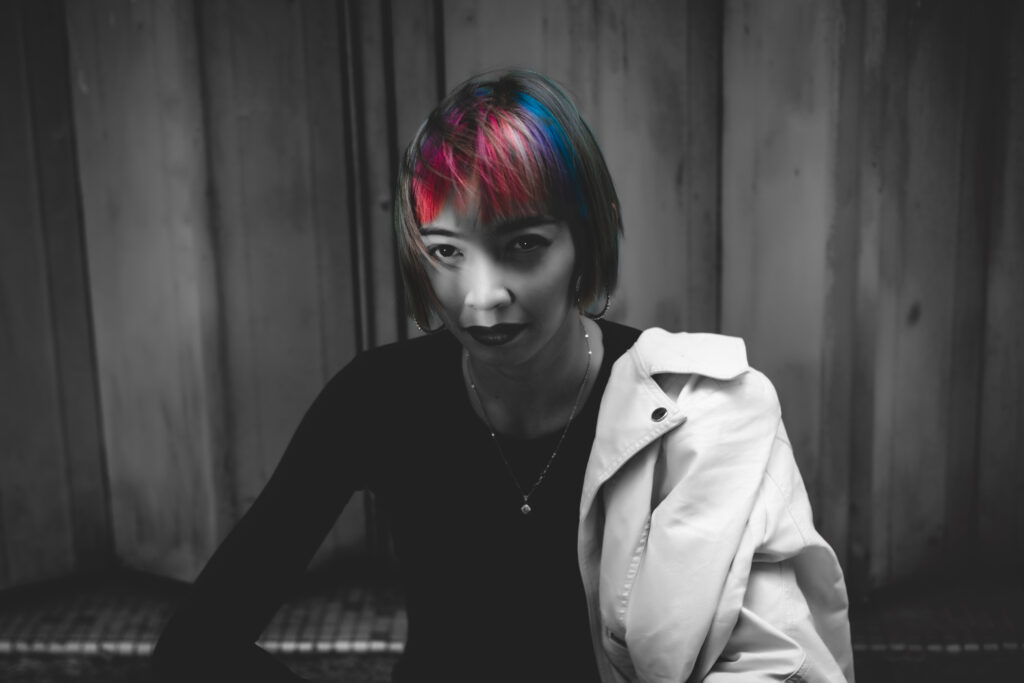 portrait frau vor einer wand